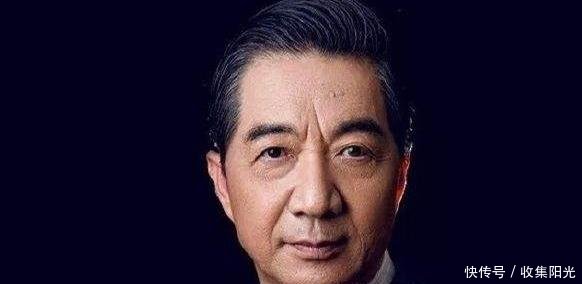 张召忠参观歼10生产线,有工人上班看小说厂长