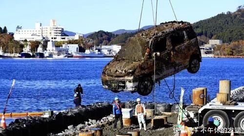 日本311大地震时被海啸卷走的汽车被打捞上
