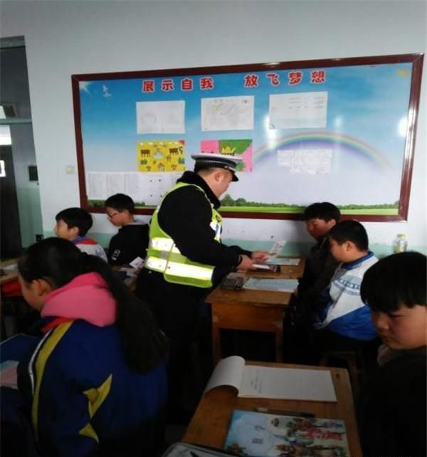 山西省阳高县交警队在中小学开展交通安全宣传