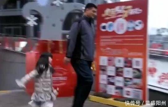 姚明带女儿逛商场,8岁姚沁蕾身高已达父亲腰间