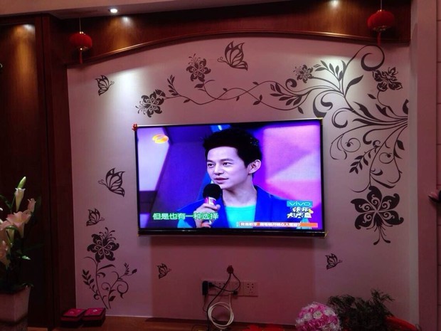 电视背景墙白色边框,黑色三条纹,壁纸配什么颜色的墙纸好看