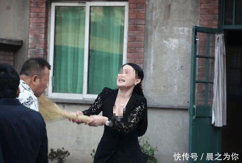 为婆家生下双胞胎儿子，可刚出产房护士喊一声后，婆婆往死里打我