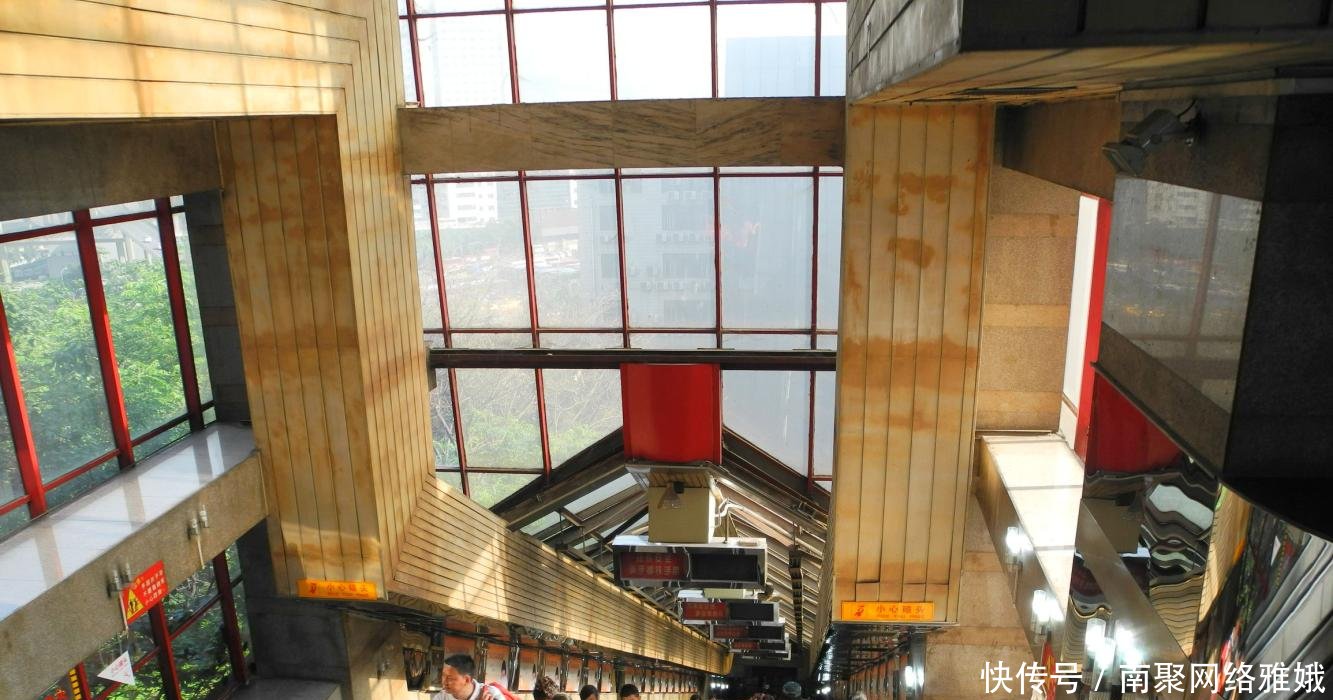 我国最刺激的电动扶梯, 长度达100余米, 部分人