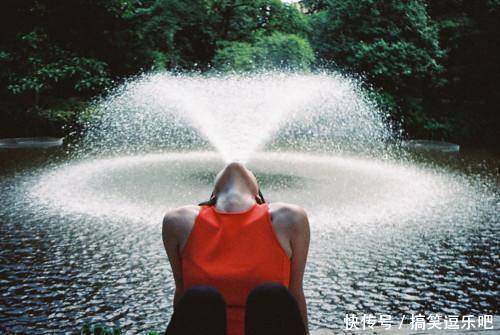 笑话段子搞笑图片:如何陪闺蜜一起渡过经济难