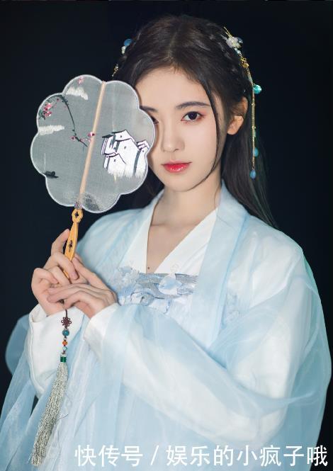 鞠婧祎真不愧是四千年美女,一袭白裙的亮相她