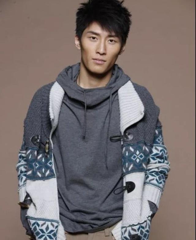 窦骁深夜与何超莲拥吻恋情曝光,双方大胆承认