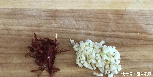 这道素菜很下饭,不炒不炖比肉还香,我隔几天就