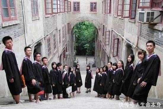 超全毕业照拍摄姿势，拍出独一无二的毕业合影