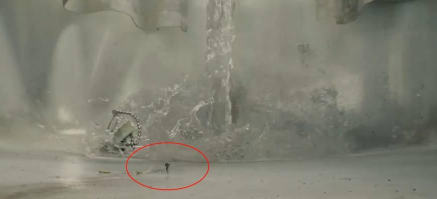 《雷神1》里斯坦李的皮卡为什么拉不动锤子?