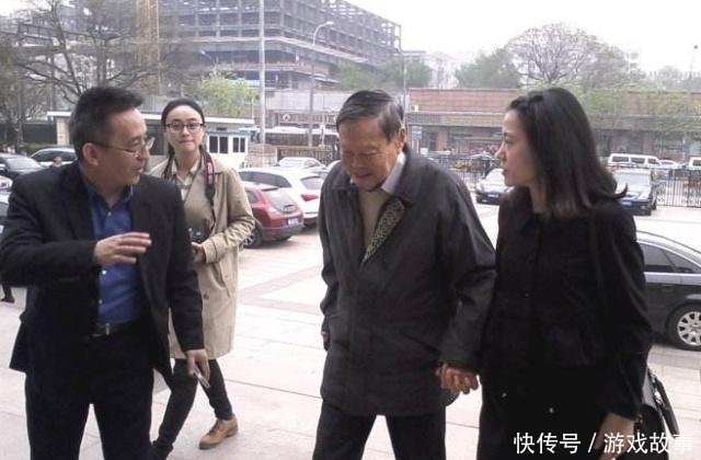 偶遇96岁杨振宁与翁帆逛超市,杨教授帮妻子推