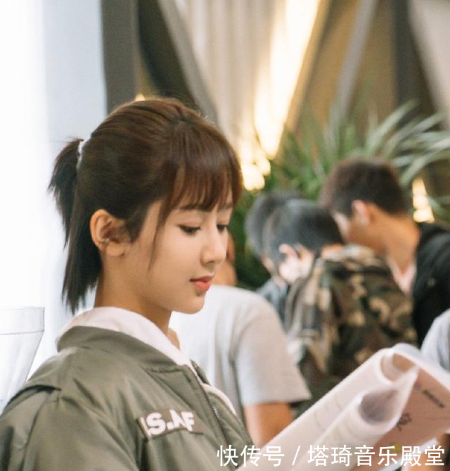 杨紫亲自手绘画为张一山送生日祝福,督促赶紧