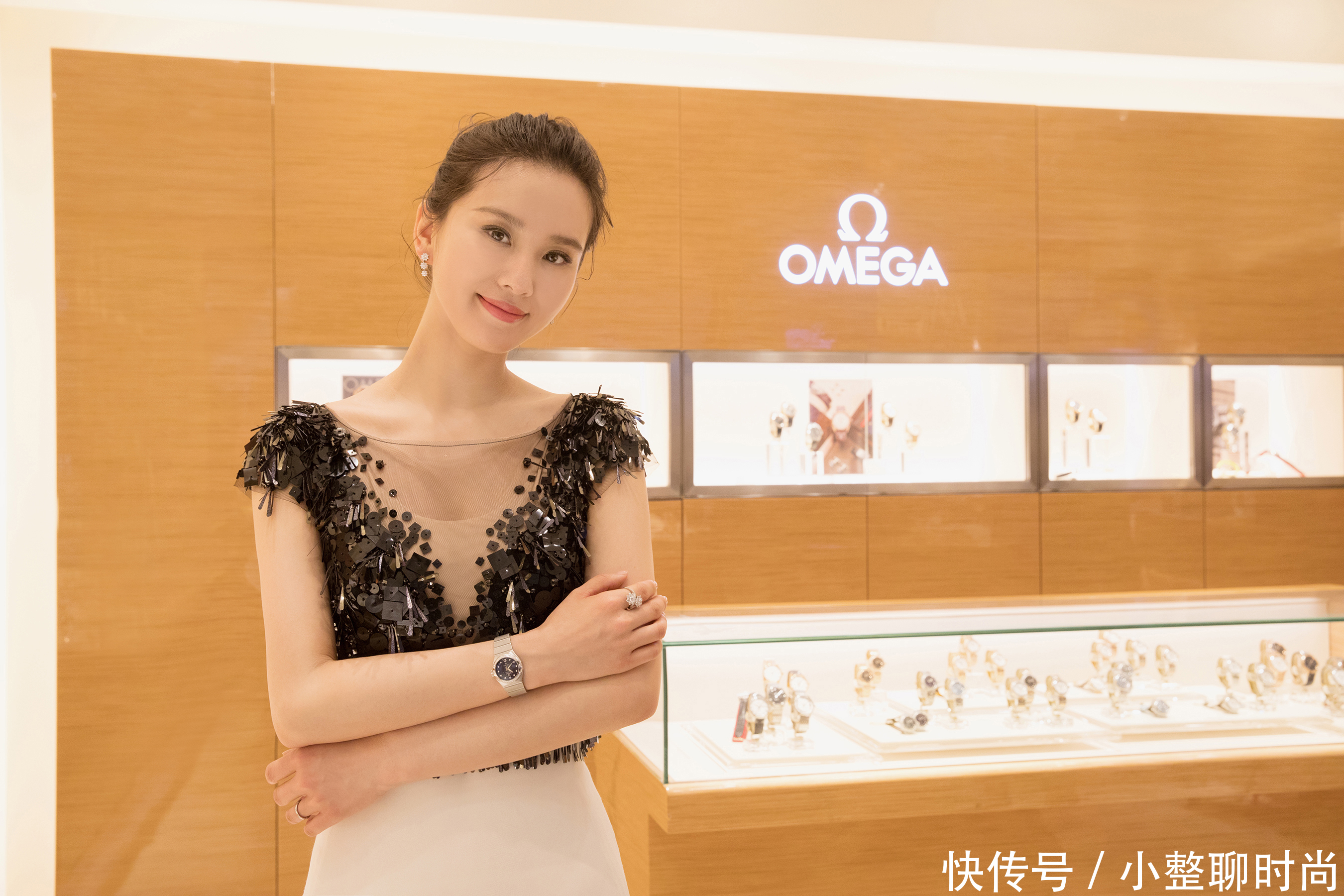 刘诗诗穿假深V,还刻意加一件肉色背心,网友: