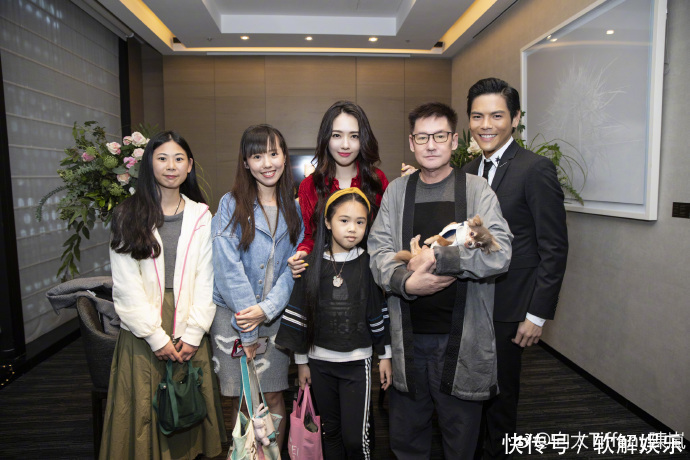 向太晒儿子向佐求婚郭碧婷美照,单膝下跪公主