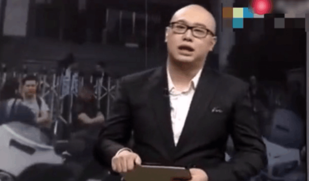 男子骑摩托到禁摩区被交警扣车, 怒将交警告