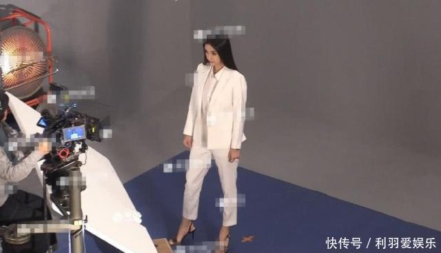 耍大牌?Angelababy让头像蹲地上帮脱助理引热黑白大全带鞋袜字女生图片