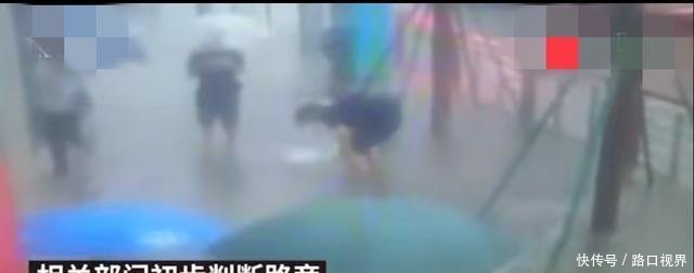 大连暴雨导致路面积水严重存漏电隐患, 一男子