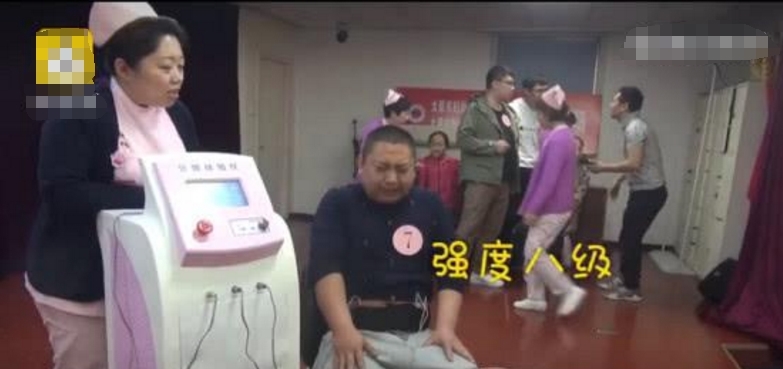 宝爸自告奋勇体验分娩之痛,没想到最后痛成了老实表情包的图片