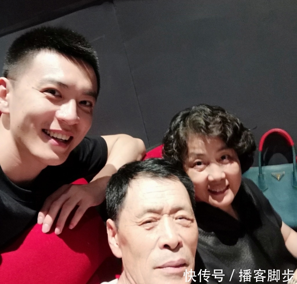 男篮帅哥杨鸣晒儿女照!硕士毕业,娇妻很漂亮,带