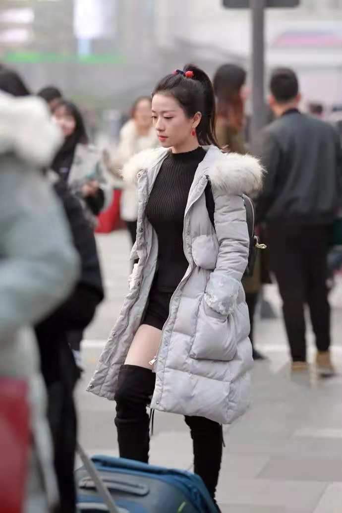 街拍:纤瘦年轻,身轻如燕,苗条性感的穿长筒靴的全套种子丽人彤儿图片