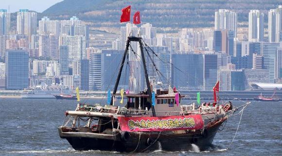 香港渔船巡游庆祝回归祖国22周年