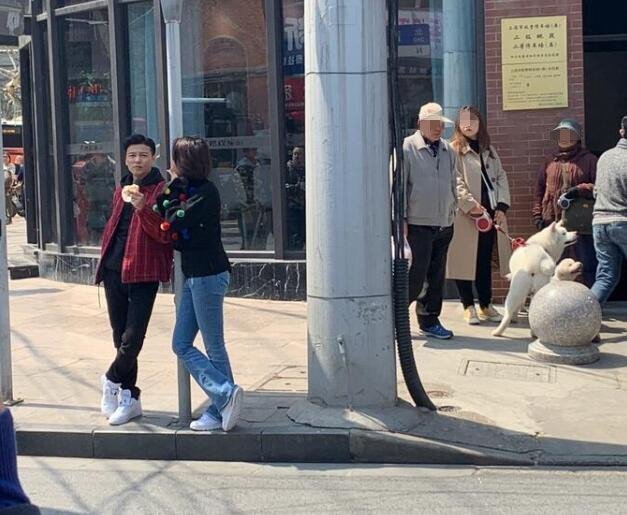 蔡少芬和张晋街头合影照曝光,甜蜜得像恋爱中