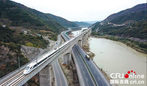 跃居新一线城市榜首 成都走过怎样的\"蝶变之路\"