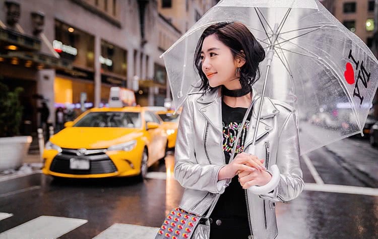 景甜三伏天穿毛呢外套,这种时尚潮流你能接受