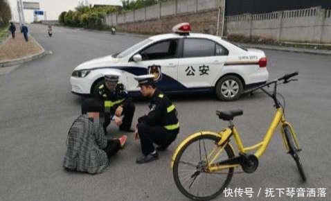 12岁女孩扶跌倒大妈被诬陷, 71岁老伯出手相助