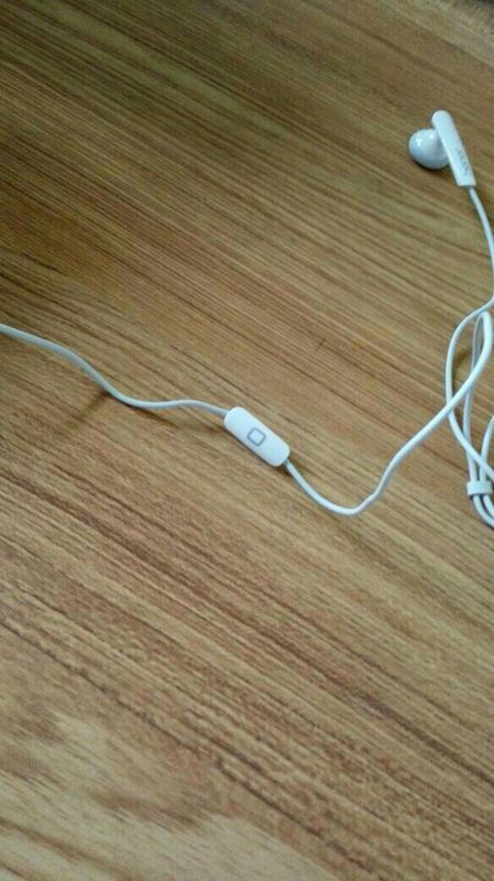 华为荣耀线控耳塞式耳机中间方块按键什么用?