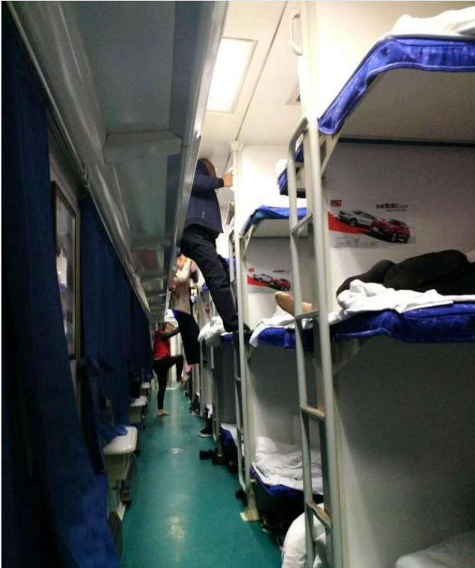 大妈坐女孩被火车辱骂女生,还遭强占,下铺一句武控女孩图片
