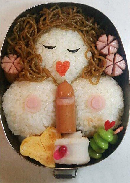 搞笑段子: 大妈,我穿什么衣服关你们什么事?