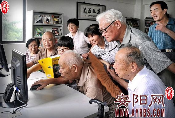 老在一起学习 老年人学电脑,一起学习人多好热闹(苗青 摄)