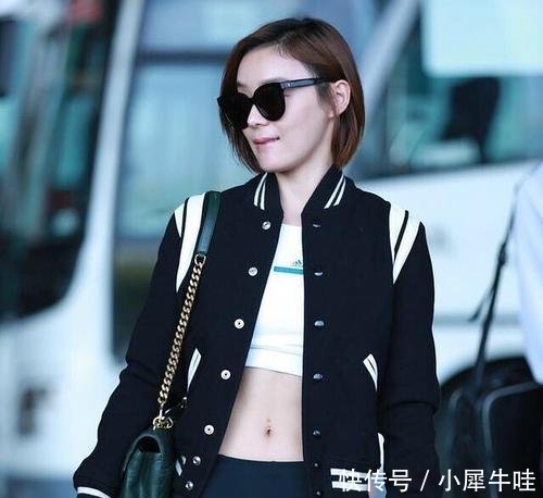 江一燕这样蹲是很豪放, 但被裤子勒出了大写的