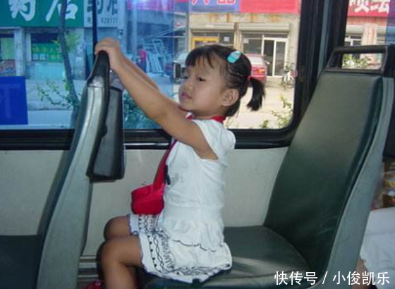 8岁女孩被要求给老人让座，妈妈说了一句话，女孩一直没起来