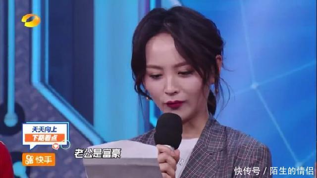 同样都是露肩装,37岁的霍思燕显年轻,35岁的黄