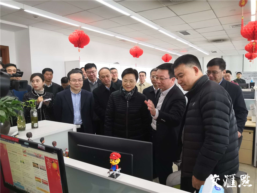 王燕文到新华报业传媒集团慰问新闻工作者:在\"服务提升年\"里