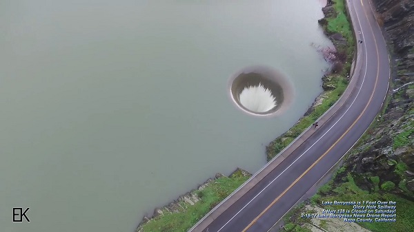 无人机冒险拍摄加州纳帕大坝的竖井式溢洪道