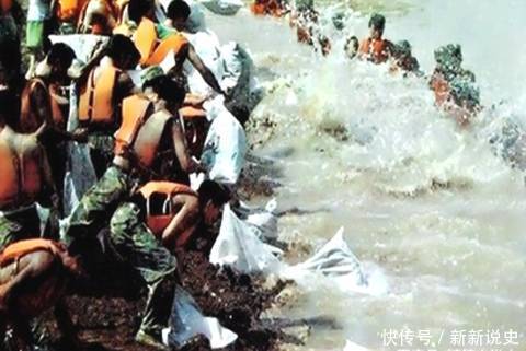 他是统领千军的铁血将军,因一张98年抗洪落泪照,感动无数中国人