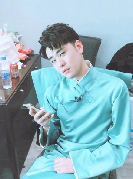 张云雷国风美少年现场图曝光,这大褂也腻有个