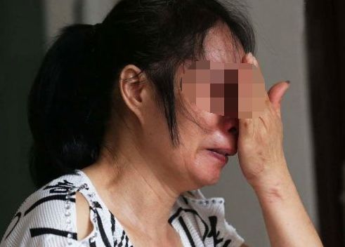 孕妇第三胎又是女儿，家人都劝她打掉，她指指床下，全家再不忍心