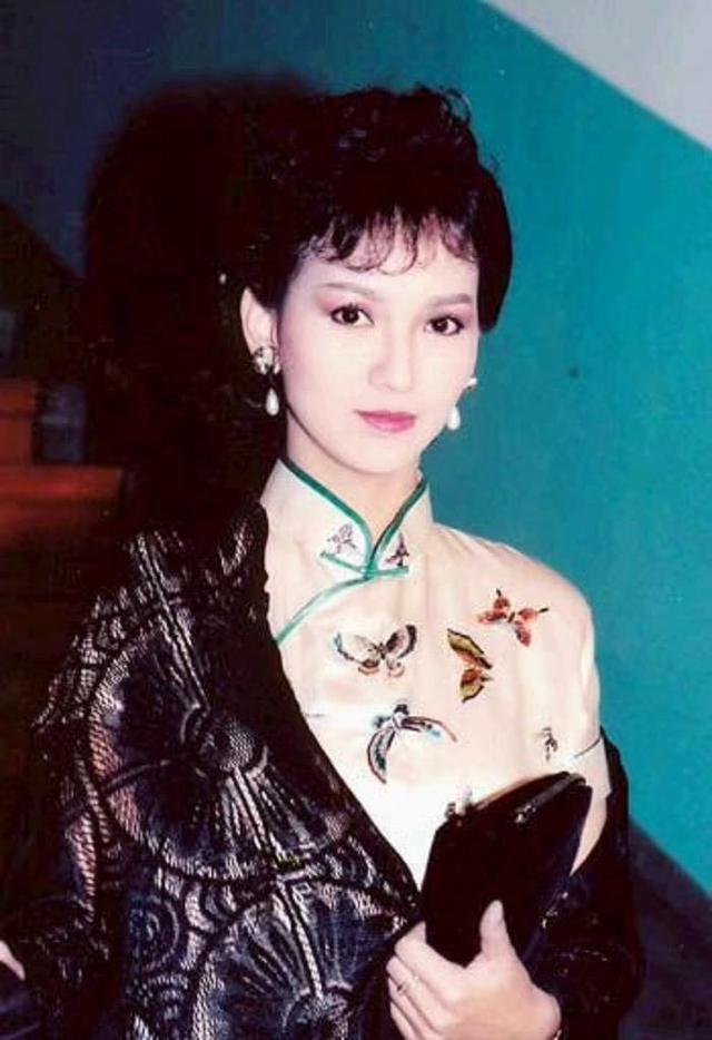 64岁赵雅芝换发型了,空气刘海扎马尾,网友奶奶