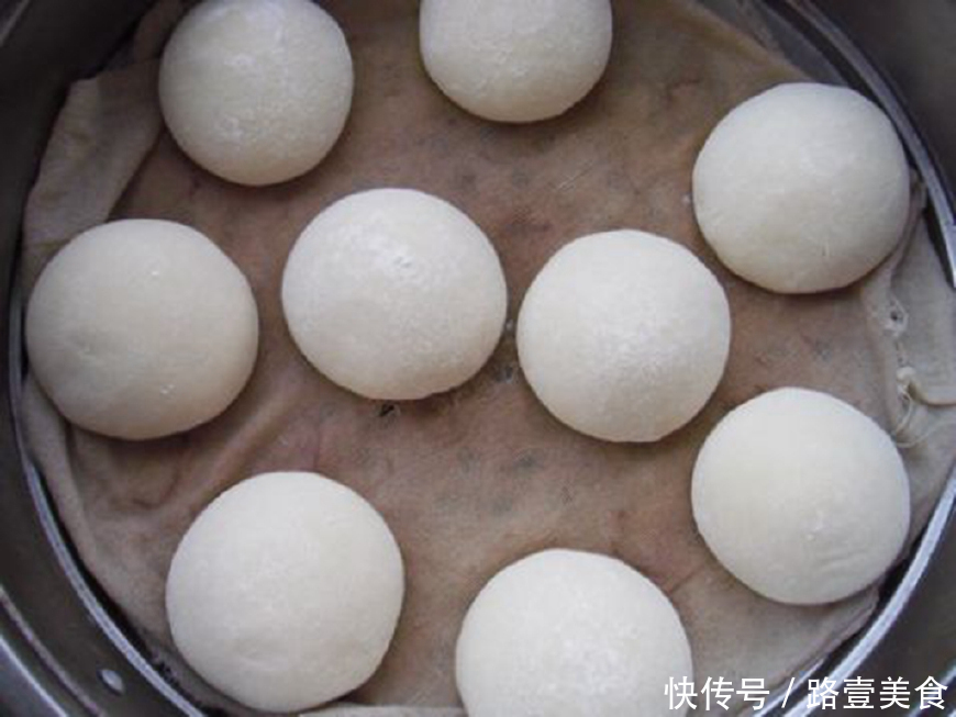 卖馒头的大叔说漏嘴:蒸馒头时加点它,蒸好之
