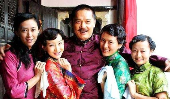 他与妻子相伴22年,一生最宠三房,临终前却说:与二房合葬 博e百娱乐网