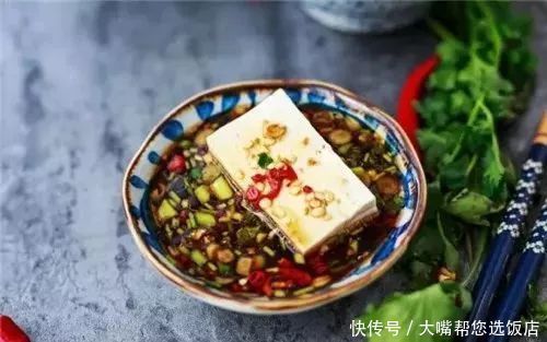 美食DIY-热豆腐蘸着辣椒汁吃,口感咸香软嫩,做