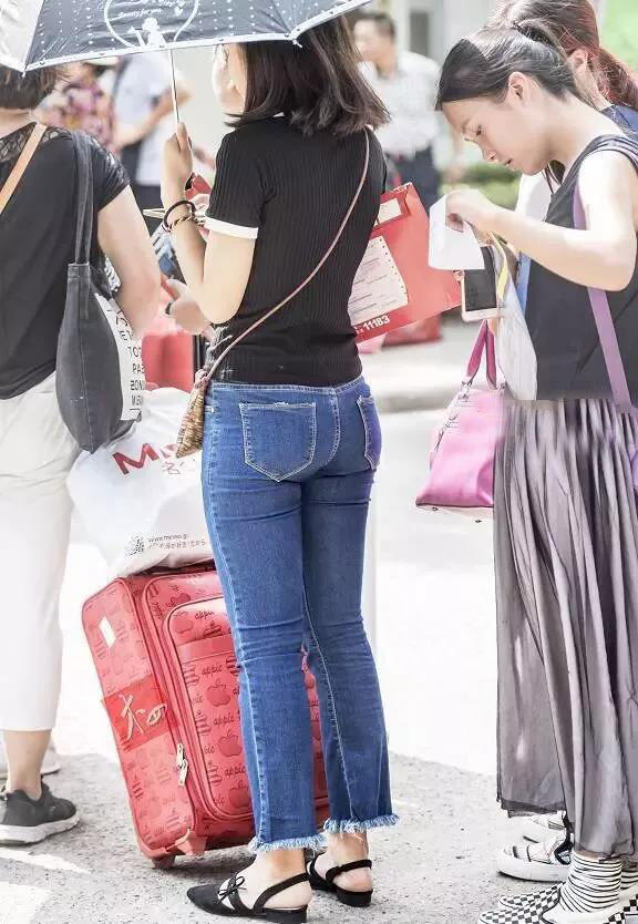 魅力牛仔裤电影美女惊悚,从室内到室外,到外都性感美女恐怖强大紧身图片
