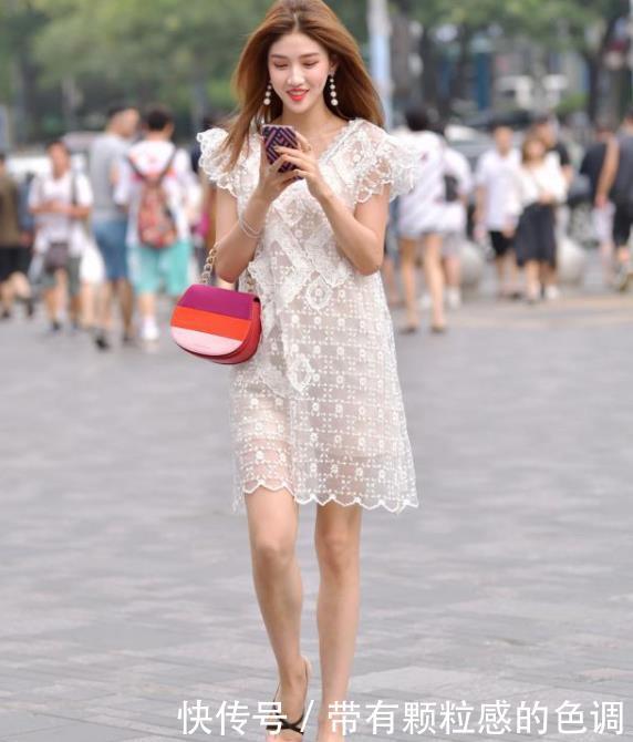 街拍:笑容甜美的小姐姐,一条白色的连衣裙,时尚优雅女神魅力 九州城app娱乐官网