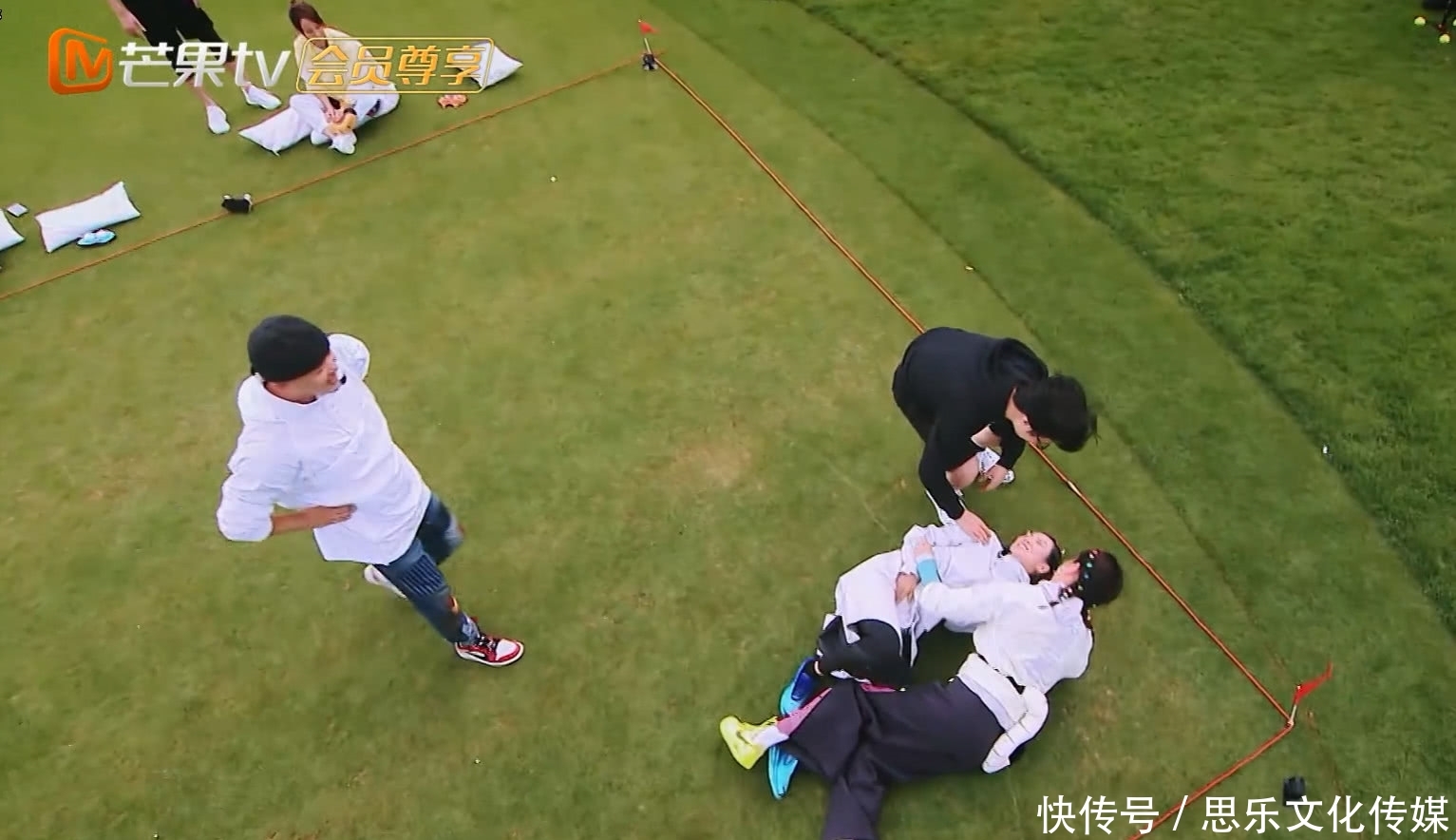 章子怡包文婧玩游戏摔倒,谁注意汪峰下意识的