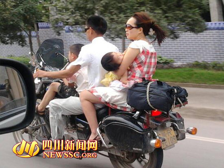 【福鑫诚-安全报】爸比 !不能把我挂胸前开车的