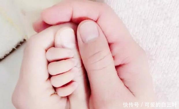 王祖蓝晒女儿照片,颜值跟爸爸一模一样,网友只