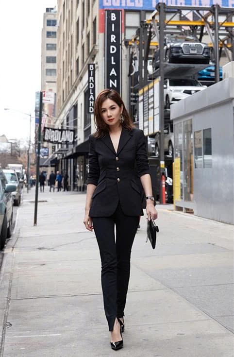 Ella生孩子后衣品越来越好!一条高腰阔腿裤竟穿